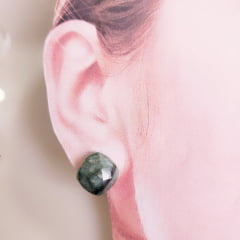 Brinco pedra natural jade verde mesclado -formato quadrado- 15mm - banhado a ouro