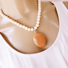 Colar de pérolas shell nude creme com pingente Jade laranja -  banhado a ouro