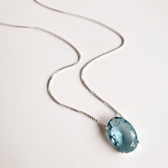 Colar com pingente oval de cristal azul indicolita- banhado a prata