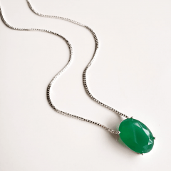 Colar com pingente oval de cristal verde esmeralda- banhado a prata