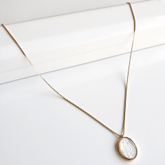#Colar com pingente oval de madrepérola de Nossa Senhora das Graças  