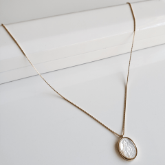 #Colar com pingente oval de madrepérola de Nossa Senhora das Graças  