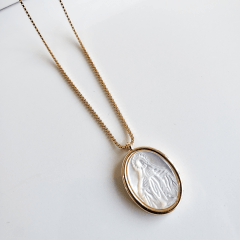 #Colar com pingente oval de madrepérola de Nossa Senhora das Graças  