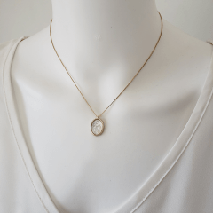#Colar com pingente oval de madrepérola de Nossa Senhora das Graças  