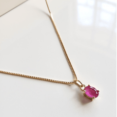Colar corrente dourada com pendente cristal rosa fuchsia - banhado a ouro  