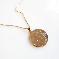 Colar curto com medalha dourada - banhado a ouro  