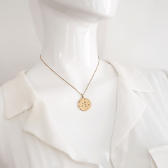 Colar curto com medalha dourada - banhado a ouro  