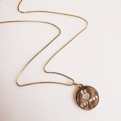 #colar curto com medalha em homenagem as mães - banhado a ouro