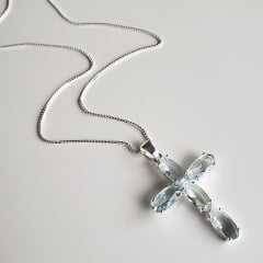 Colar cruz de cristais azul aqua  - banhado a prata