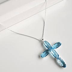 1-Colar com pingente cruz de cristais azul aquamarine - banhado a prata