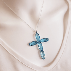 1-Colar com pingente cruz de cristais azul aquamarine - banhado a prata