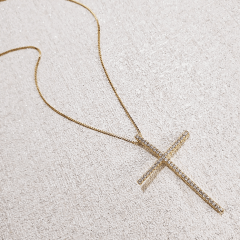 colar curto com pingente de cruz com zircônias - banhado a ouro