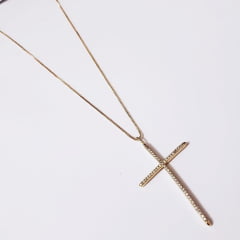 colar curto com pingente de cruz com zircônias - banhado a ouro 