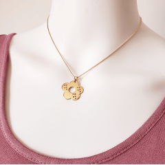 colar curto com pingente flor - banhado a ouro