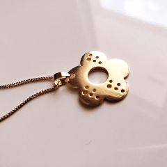 colar curto com pingente flor - banhado a ouro