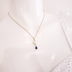 Colar curto com pingente pérola natural e cristal azul safira- banhado a ouro