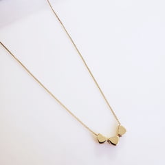 Colar curto de corrente com pingente de corações de metal - banhado a ouro