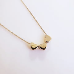 Colar curto de corrente com pingente de corações de metal - banhado a ouro