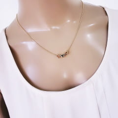 Colar curto de corrente com pingente de corações de metal - banhado a ouro