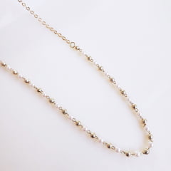 #Colar curto de pérolas com bolinhas de metal- banhado a ouro 