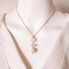 Colar curto Elegance - cristal quartzo rosa com pérolas - banhado a ouro 