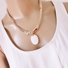 #Colar de palha com pingente de madrepérola - banhado a ouro