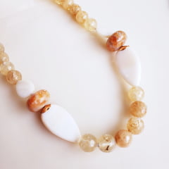 *Colar de pedra natural jaspe laranja mesclado, cristal rutilo e madrepérola - banhado a ouro