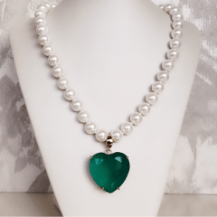 1-Colar de pérolas com pendente coração de cristal verde esmeralda - banhado a ouro 
