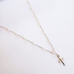 #Colar de pérolas com pingente de cruz - banhado a ouro 