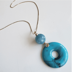 1-Colar longo com pingente pedra natural angeolita e resina azul mesclado