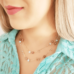 Colar longo e delicado com pedras naturais e cristais multicolor - banhado a ouro  