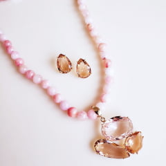 *Conjunto colar + brinco de jade rosa e pingente de cristais multicolor - banhado a ouro