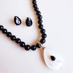 #Conjunto colar + brinco de pedra natural preto ônix e madrepéola - banhado a ouro