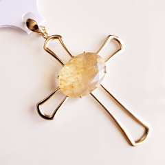 Pingente de cruz com cristal rutilo - banhado a ouro