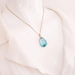 Pingente gota de cristal azul aqua e zircônias - banhado a ouro  