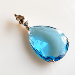 Pingente gota de cristal azul aquamarine- banhado a ouro