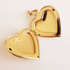 Pingente relicário de coração dourada vazado 3 - banhado a ouro    