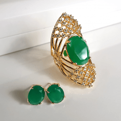 Conjunto anel  e brinco de cristais verde esmeralda e zircônias 
