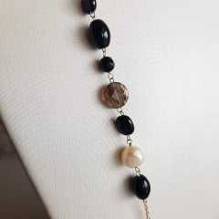 Conjunto colar longo e brinco de pedras naturais preto ônix e pérolas