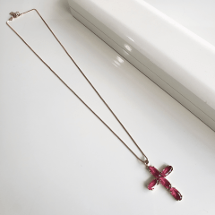 Conjunto com cruz , colar e brinco de cristais rosa turmalina