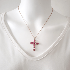 Conjunto com cruz , colar e brinco de cristais rosa turmalina