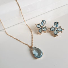 Conjunto delicado de cristais azul aquamarine e zircônias - colar e brinco  