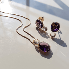 Conjunto de colar e brinco- cristais uva e white - banhado a ouro