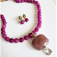 1-Conjunto pedras naturais Jade Fuchsia com quartzo morango - colar e brinco - banhado a ouro 