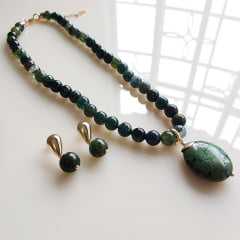 Conjunto Resort de pedras naturais Jaspe verde - banhado a ouro  