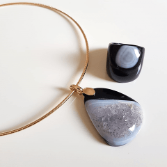 Conjunto Singular - pedra natural drusa ágata negra - colar e anel  