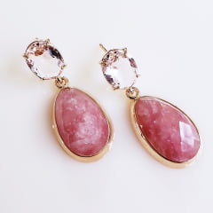 Brinco de cristal rosa claro e pedra natural quartzo morango - banhado a ouro