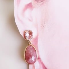 Brinco de cristal rosa claro e pedra natural quartzo morango - banhado a ouro