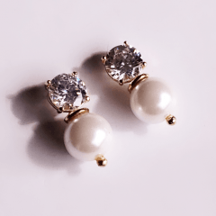 Brinco de pérola - modelo Perla - com zircônia white 