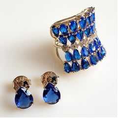 Conjunto anel e brinco de cristais azul safira e zircônias - modelo  Sinfonia - banhado a ouro